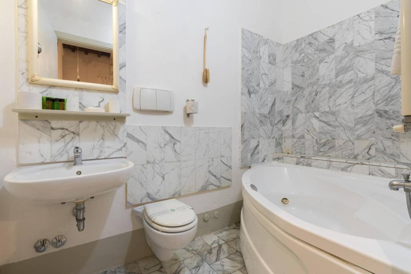 F4 - Santa Croce One Bedroom Flat 2 To 4 Guests Florence Buitenkant foto